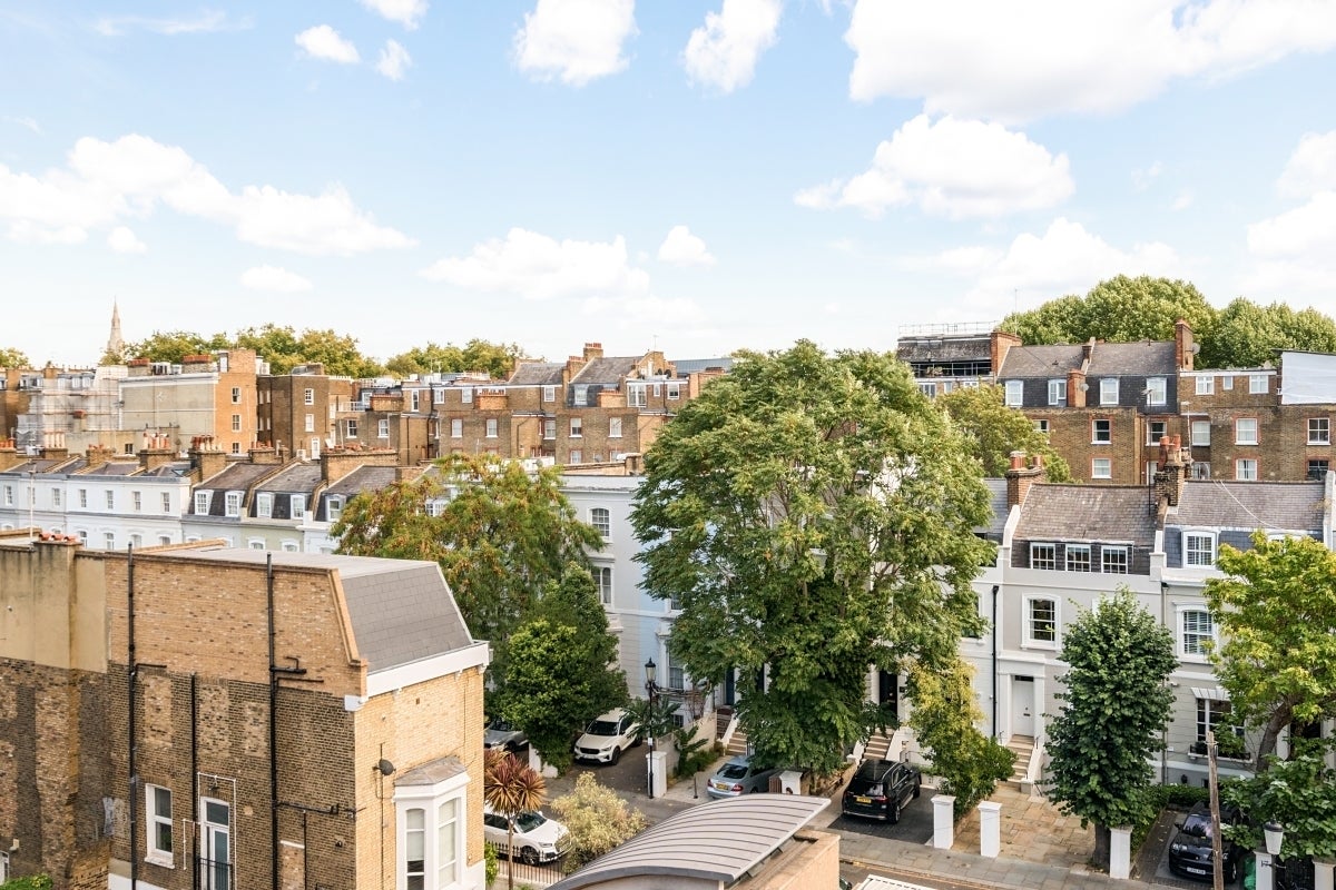 Flat Hogarth Road in Greater London
