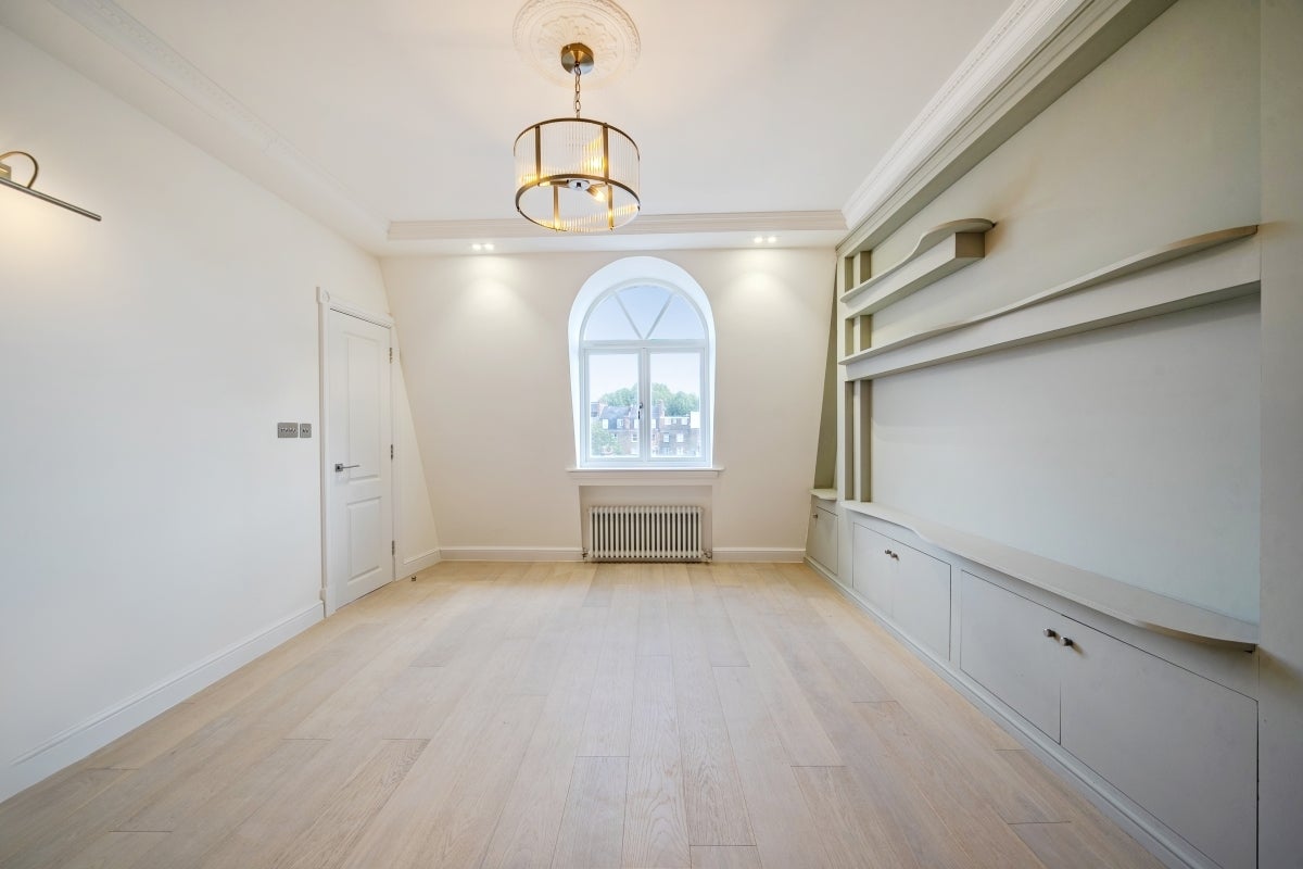 Flat Hogarth Road in Greater London