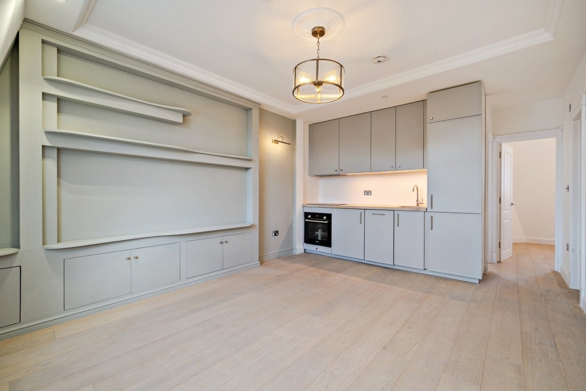 Flat Hogarth Road in Greater London