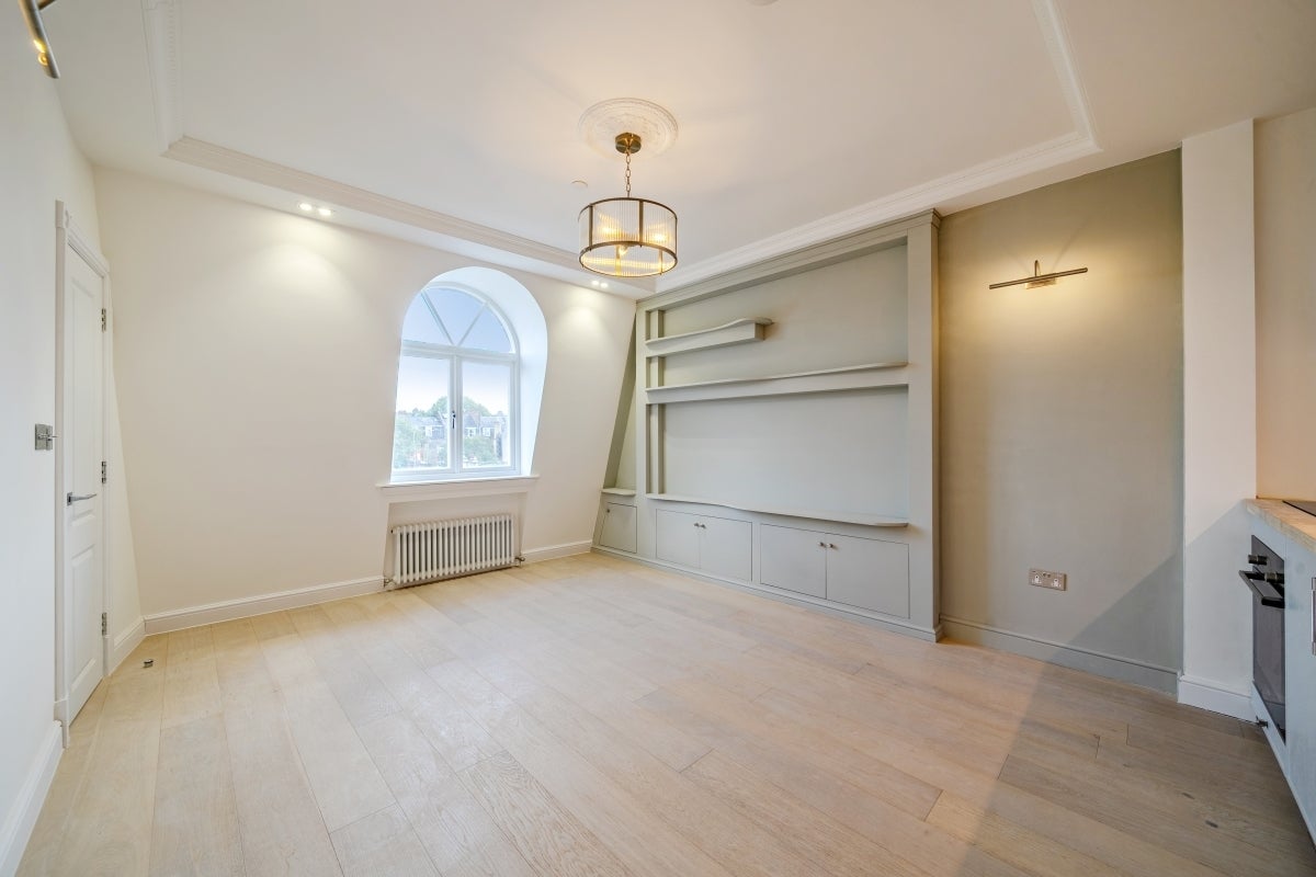 Flat Hogarth Road in Greater London