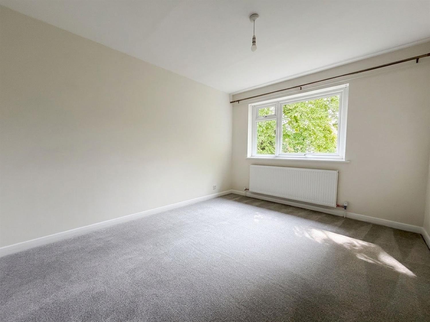 Flat Ashleigh Road in Horsham