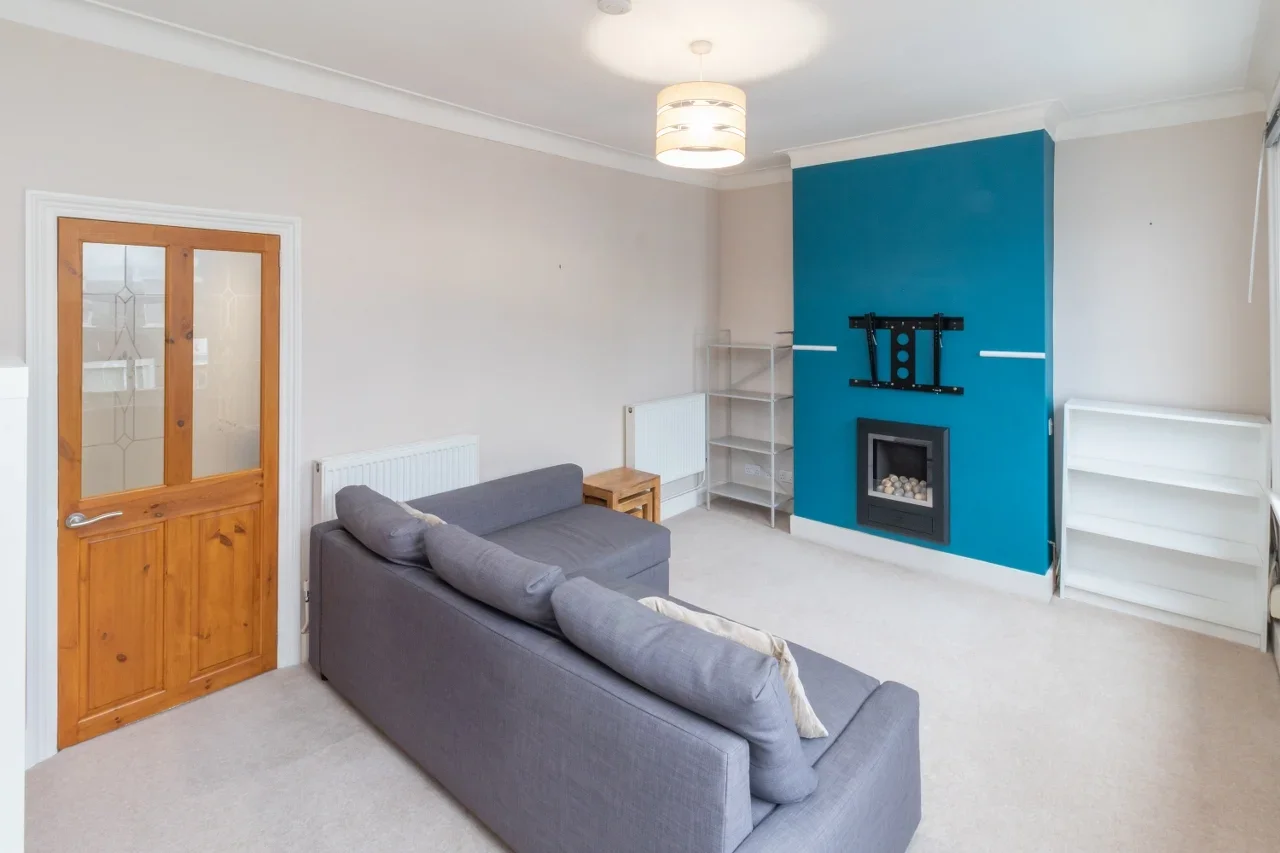 Flat Nutcroft Road in Greater London