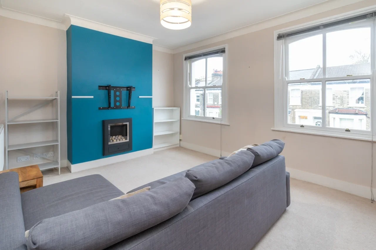 Flat Nutcroft Road in Greater London