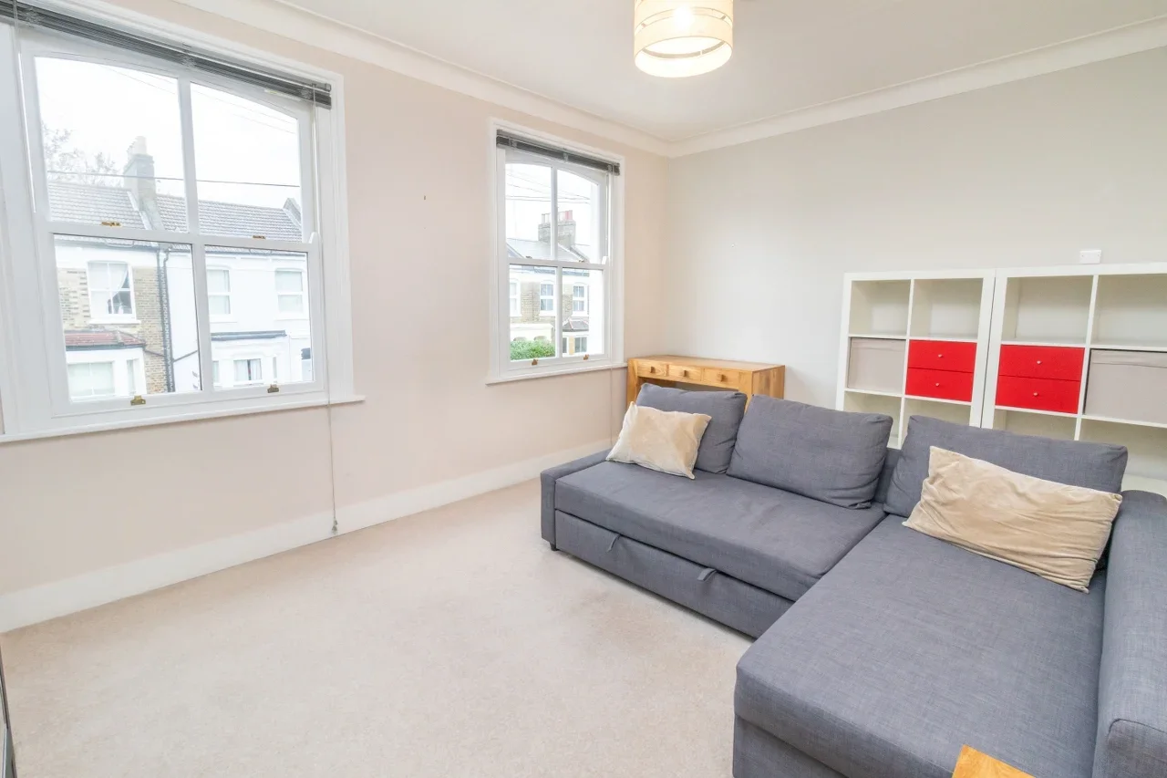 Flat Nutcroft Road in Greater London