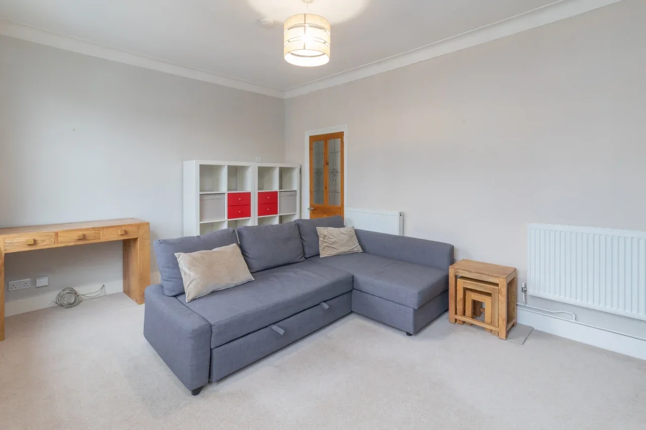 Flat Nutcroft Road in Greater London