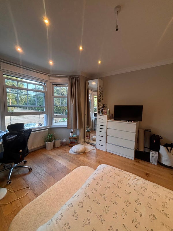 Room Burntwood Lane in Greater London