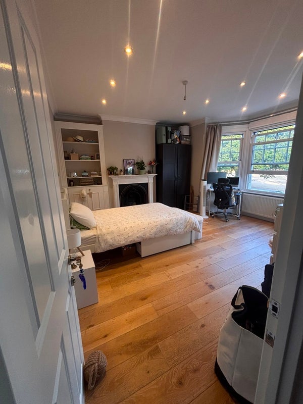 Room Burntwood Lane in Greater London