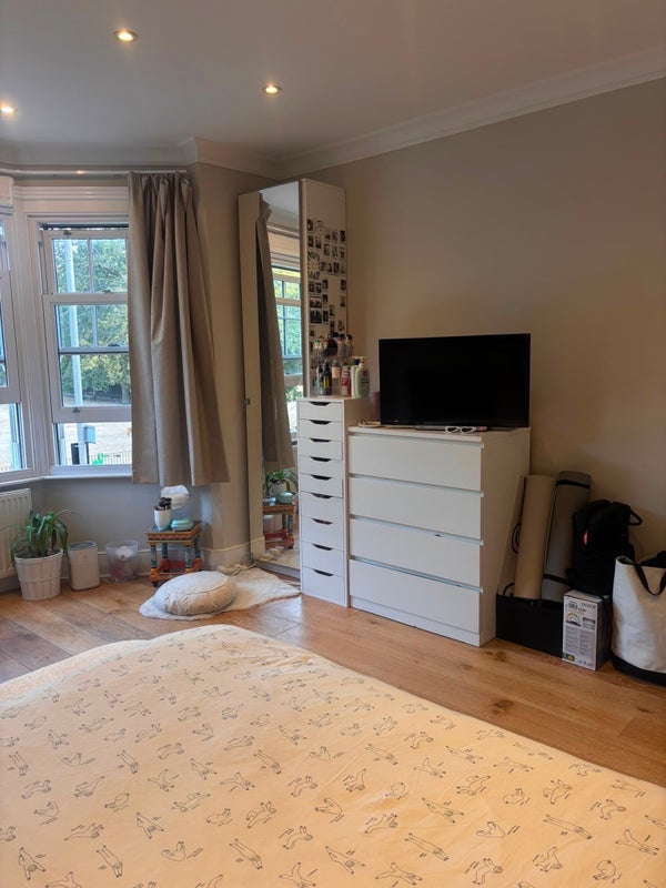 Room Burntwood Lane in Greater London