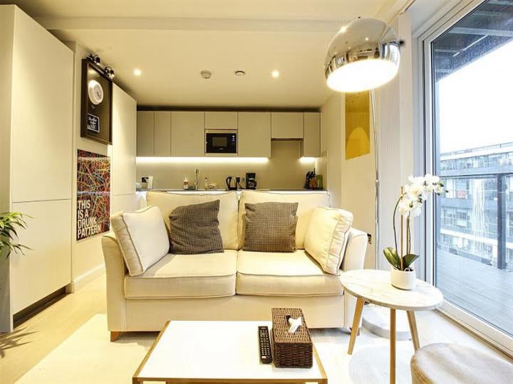 Flat Kingsland Road in Greater London