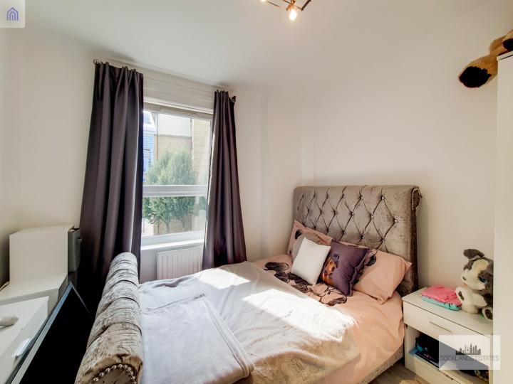 Flat Prestons Road in Greater London