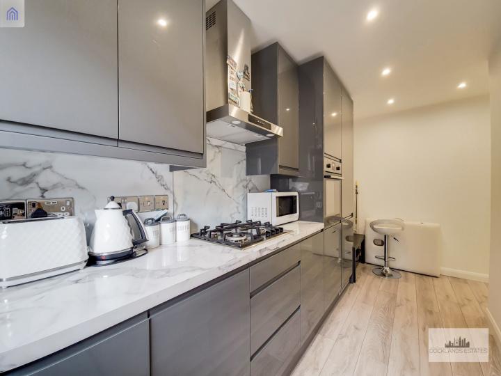 Flat Prestons Road in Greater London