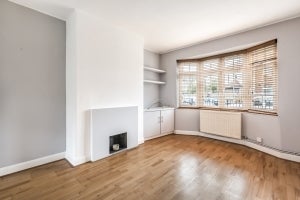Flat Fairway Drive in Greater London