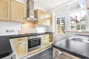 Flat Fairway Drive in Greater London
