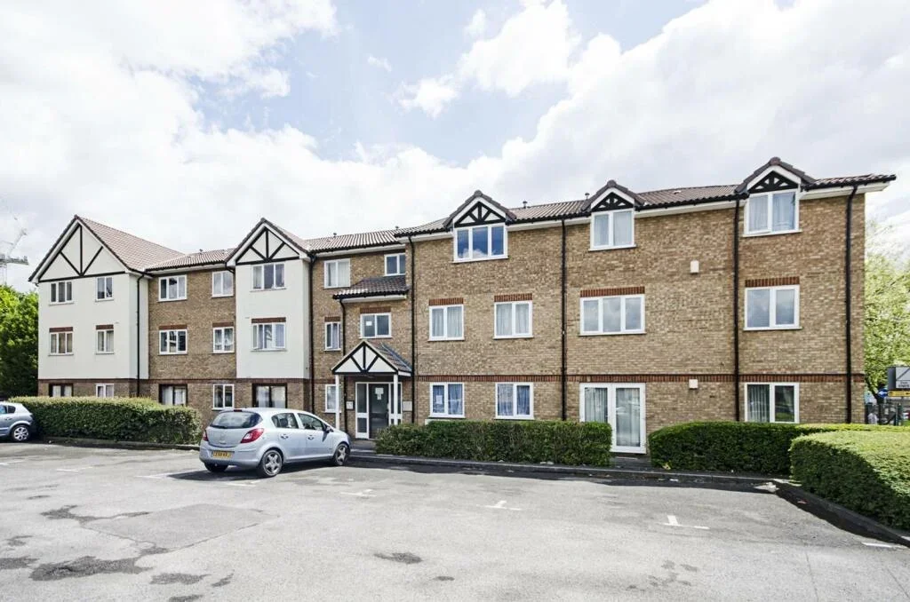 Flat Raven Close in Greater London