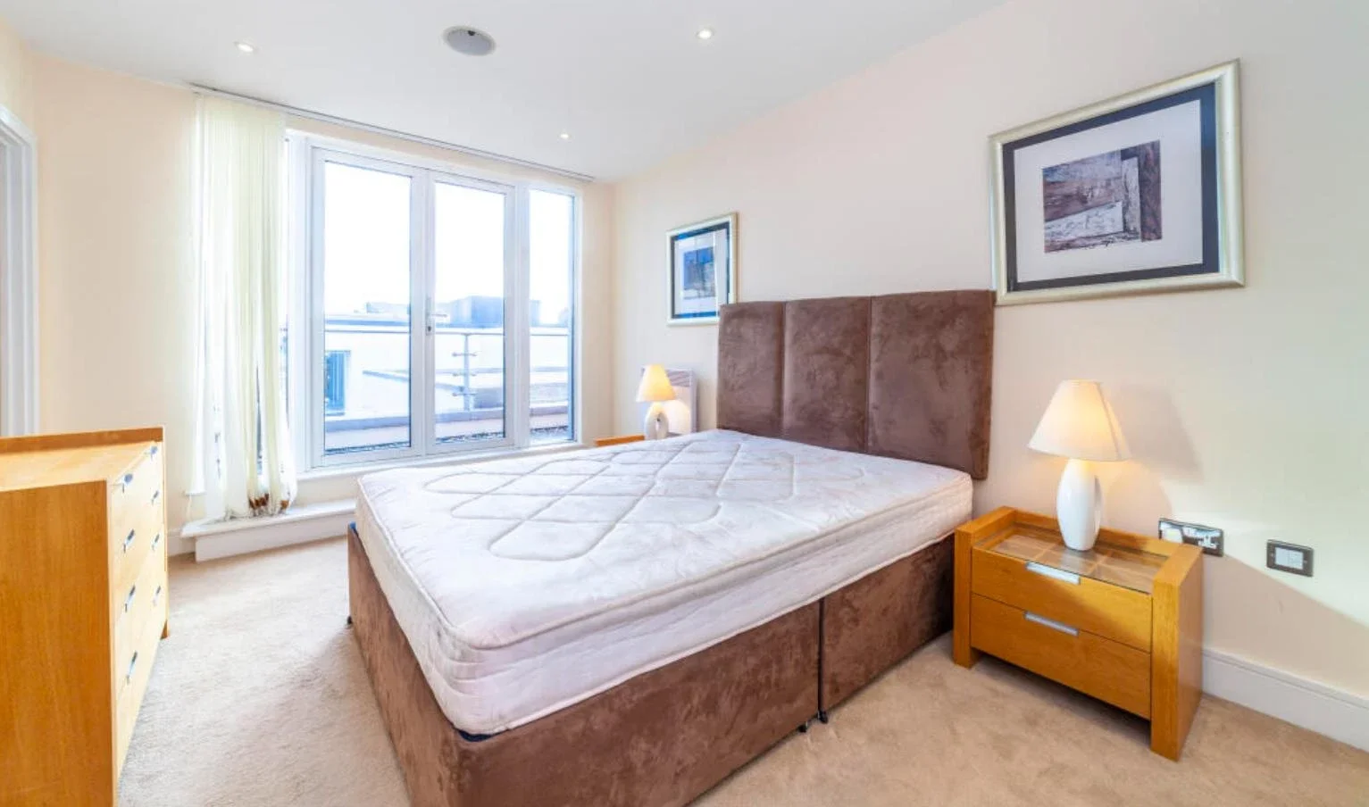 Flat Long Lane in Greater London