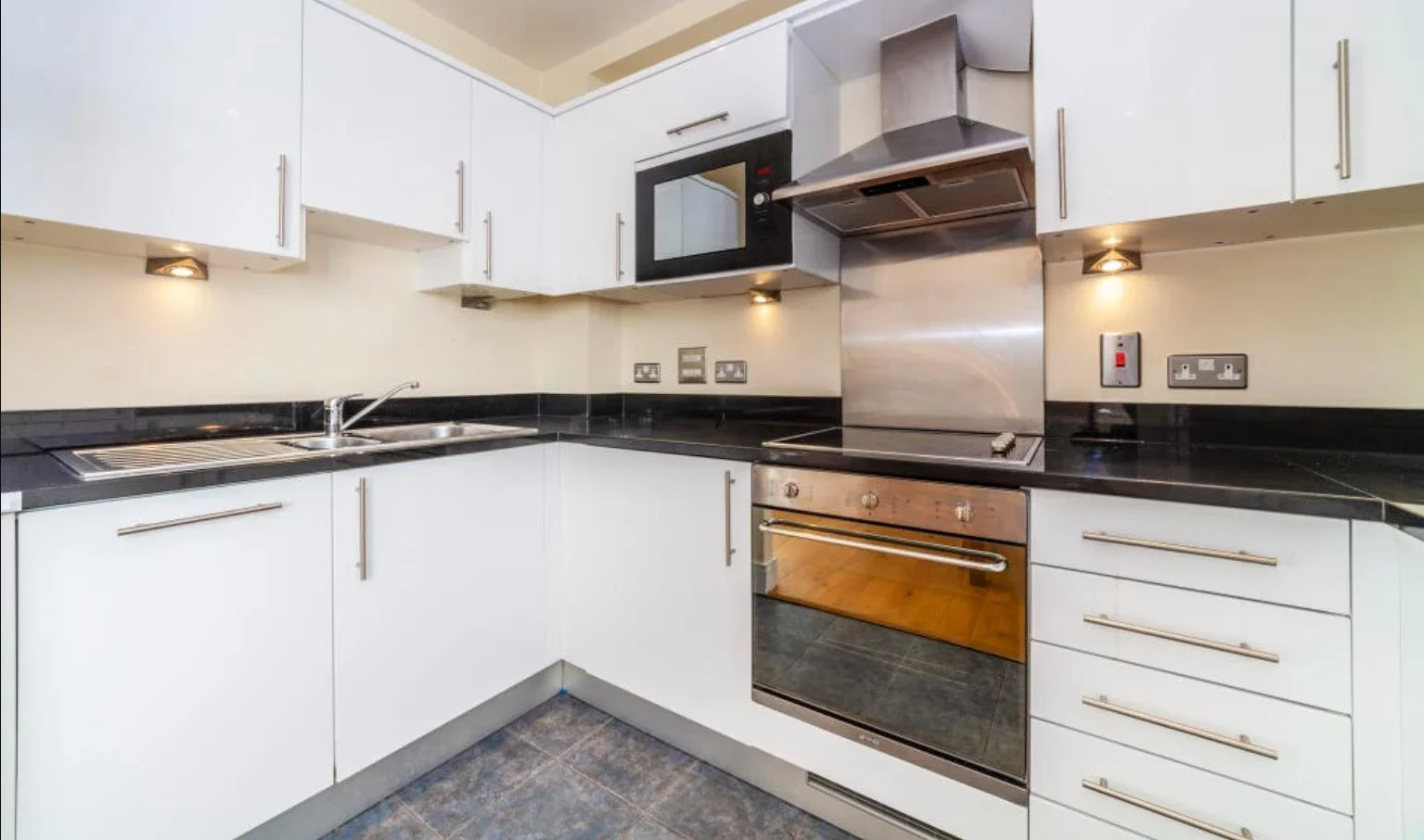 Flat Long Lane in Greater London