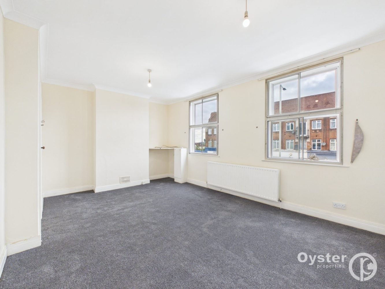 Flat Apex Parade in Greater London
