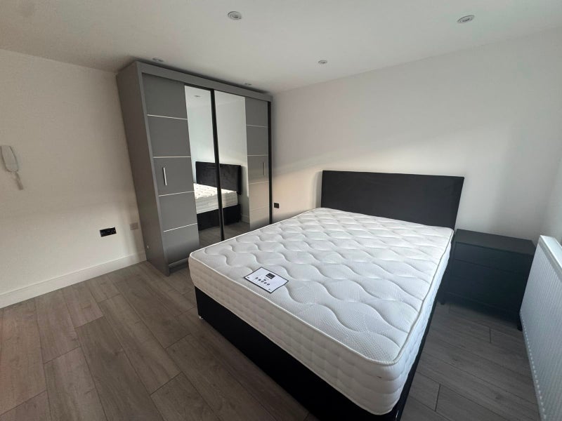 Room Playford Road in Greater London
