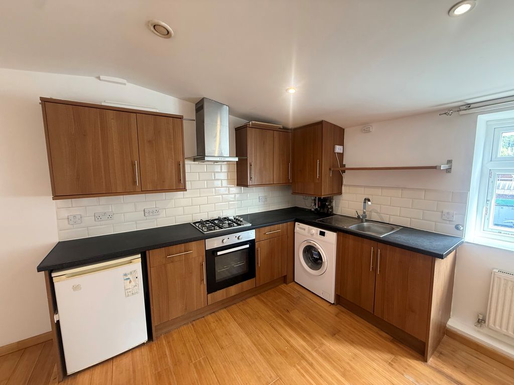 Flat Taunton Lane in London