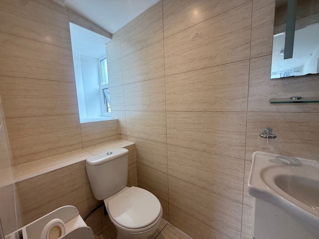 Flat Taunton Lane in London