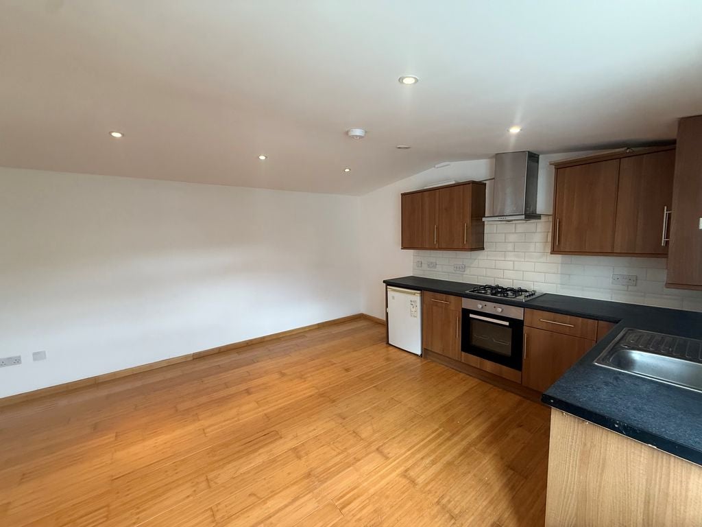 Flat Taunton Lane in London