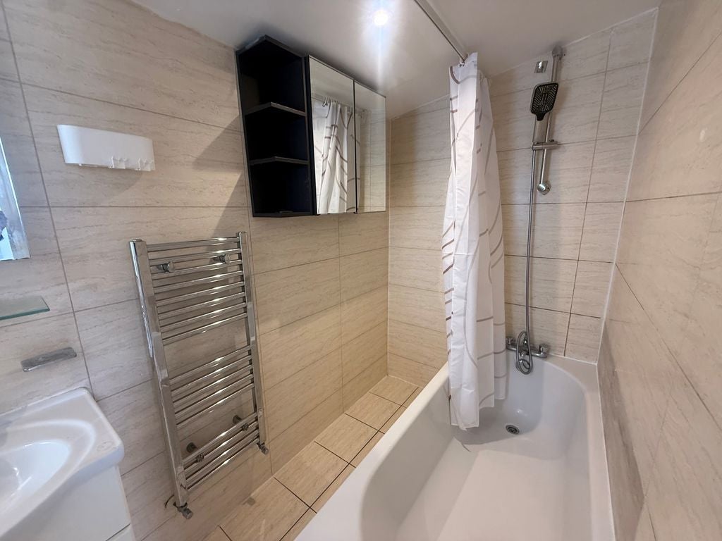 Flat Taunton Lane in London