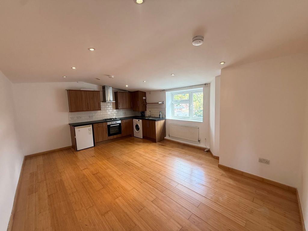 Flat Taunton Lane in London
