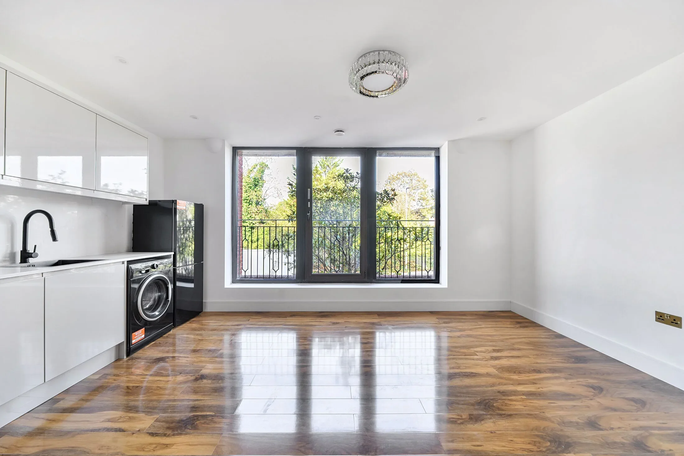 Flat Cobham Road in Greater London