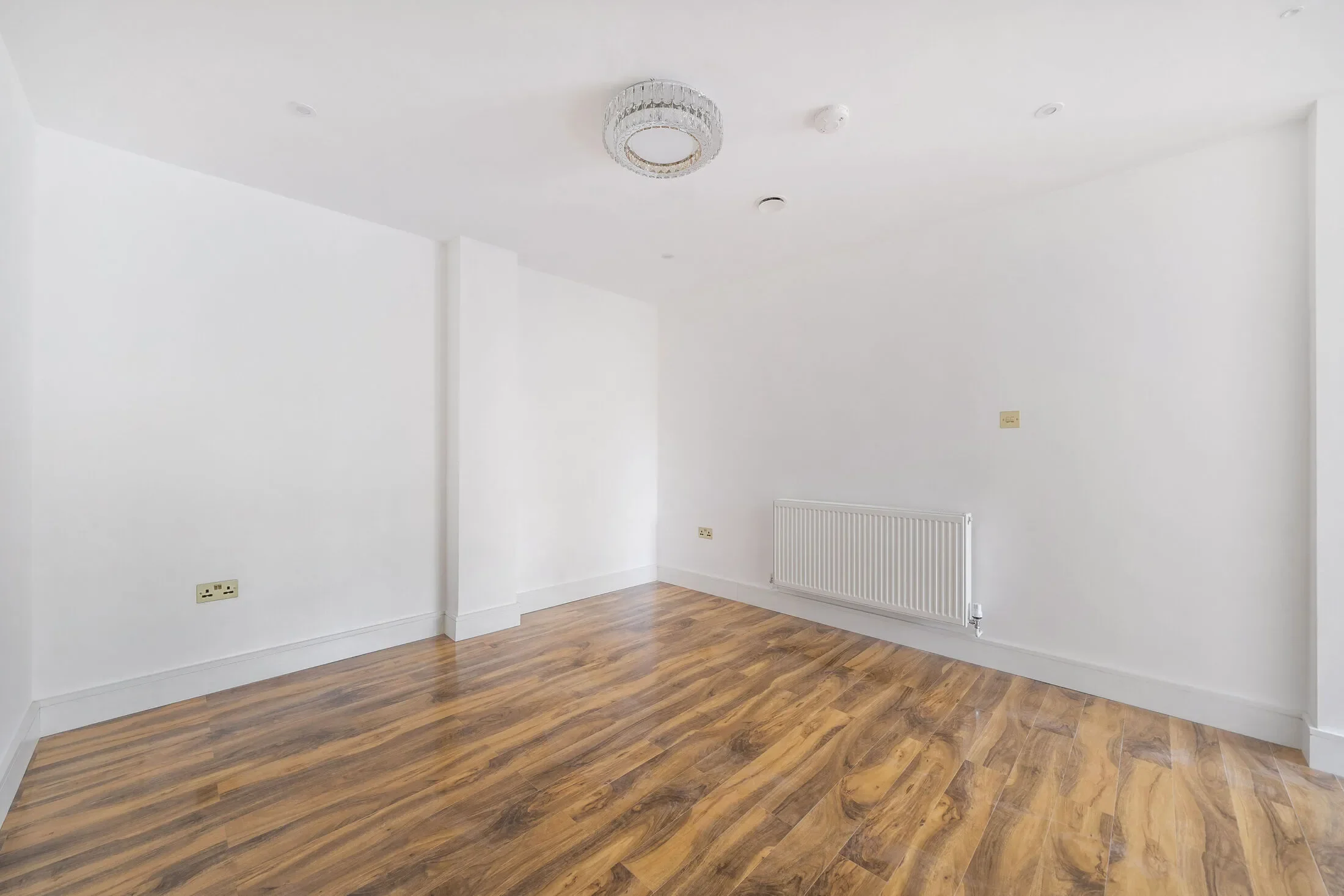 Flat Cobham Road in Greater London