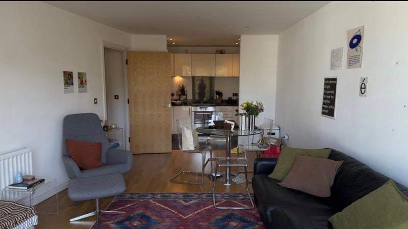 Room Battersea Park Road in Greater London