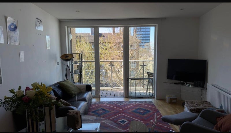 Room Battersea Park Road in Greater London