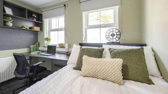 Room New Cross Road in Greater London