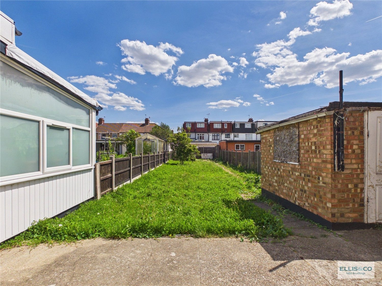 House Princes Avenue in Greater London