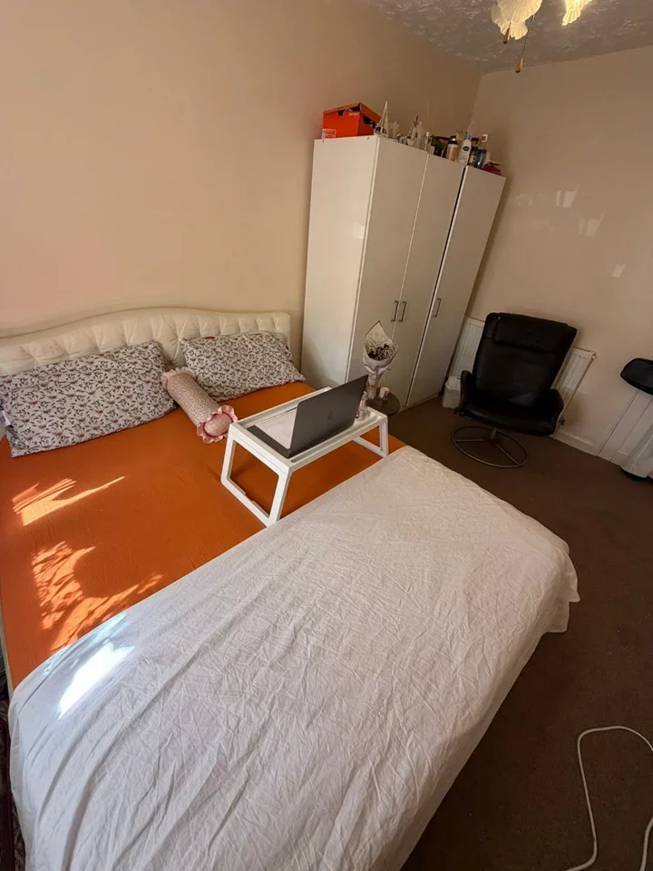 Room Brookfield Road in Greater London