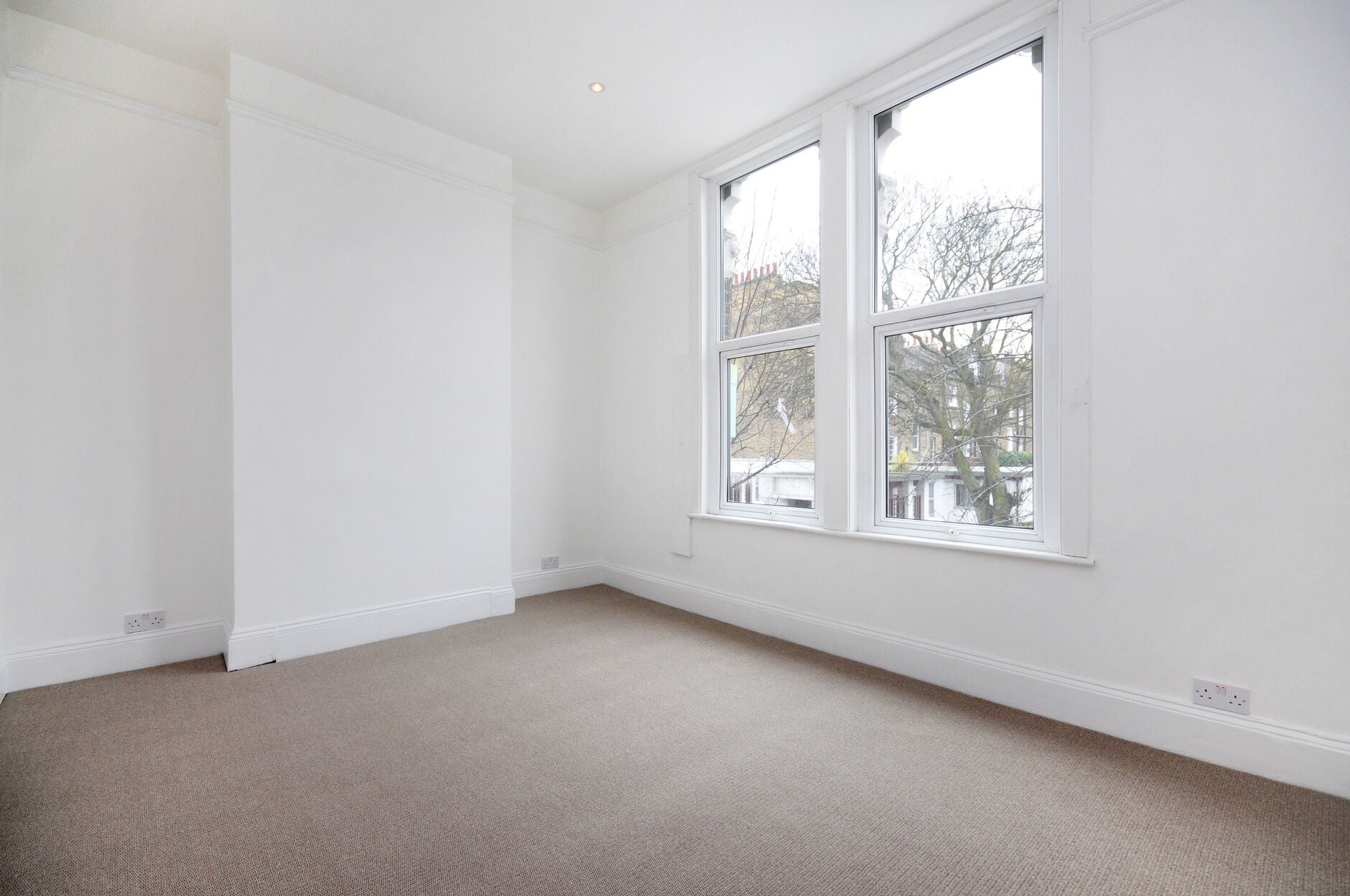 Flat Askew Road in Greater London