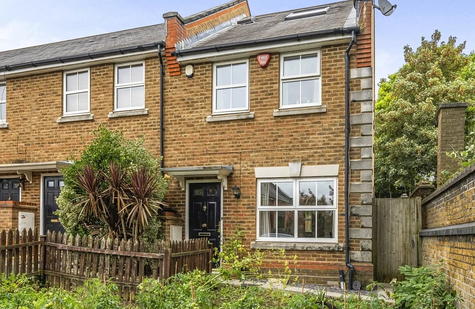 House Broad Walk in Greater London
