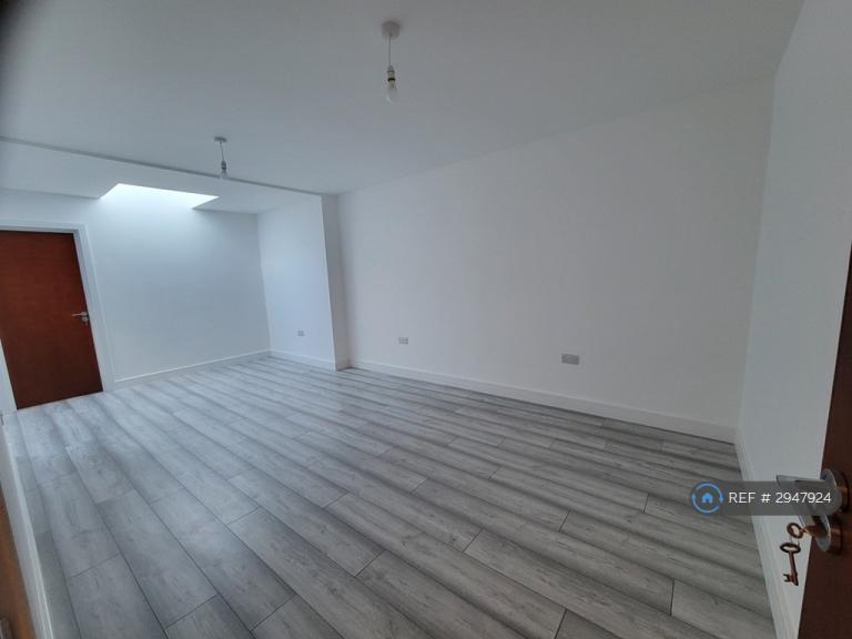 Flat Larkfield Avenue in Greater London