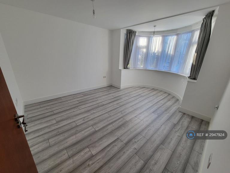 Flat Larkfield Avenue in Greater London