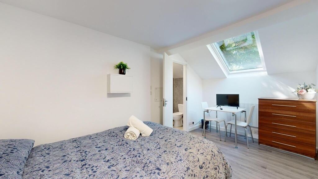 Room Park Avenue in Greater London
