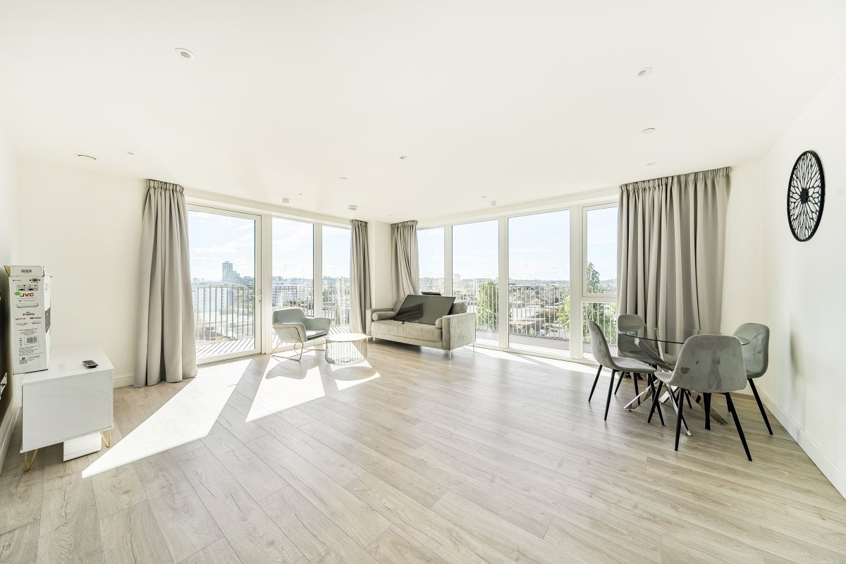 Flat Beresford Avenue in Greater London