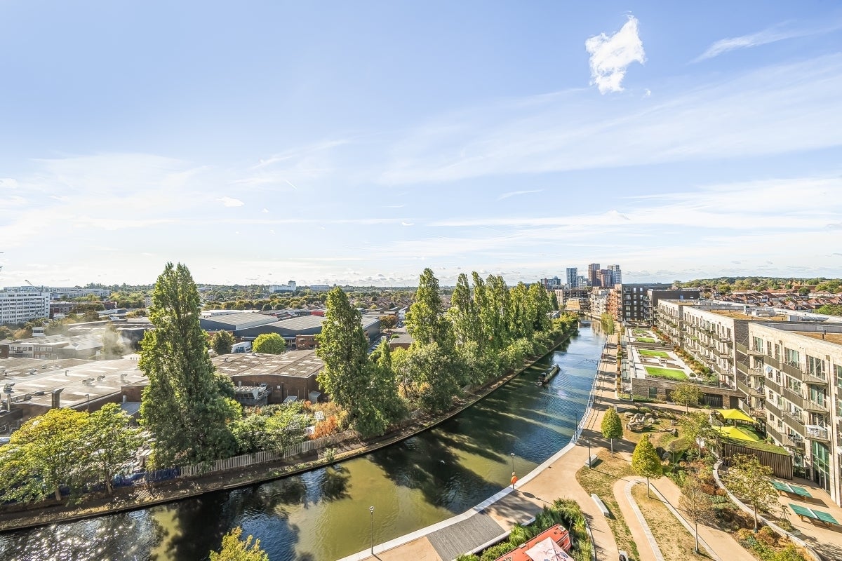 Flat Beresford Avenue in Greater London