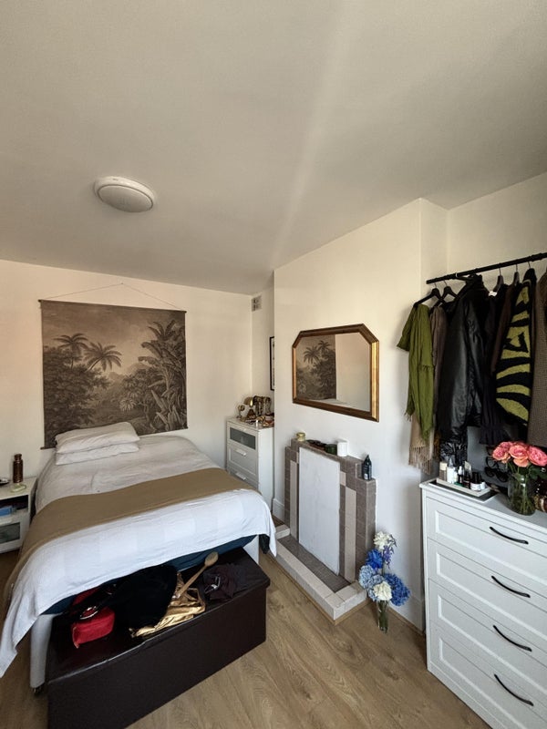 Room High Road in Greater London