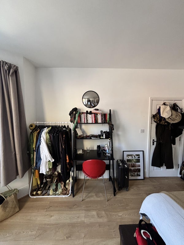 Room High Road in Greater London