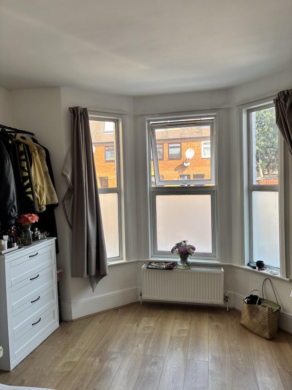 Room High Road in Greater London