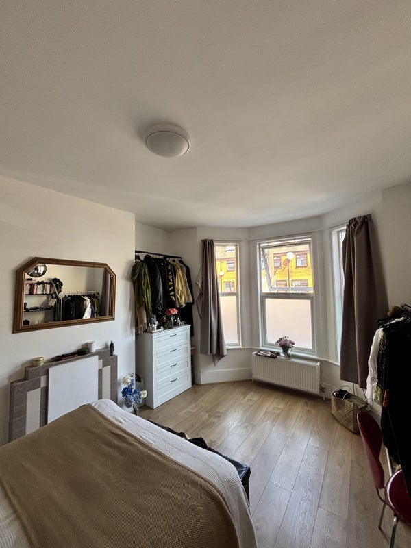 Room High Road in Greater London