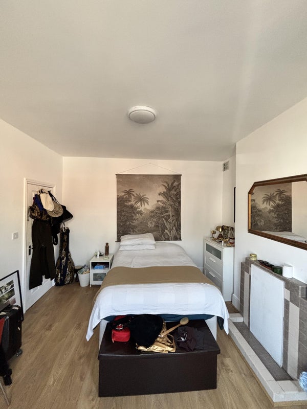 Room High Road in Greater London