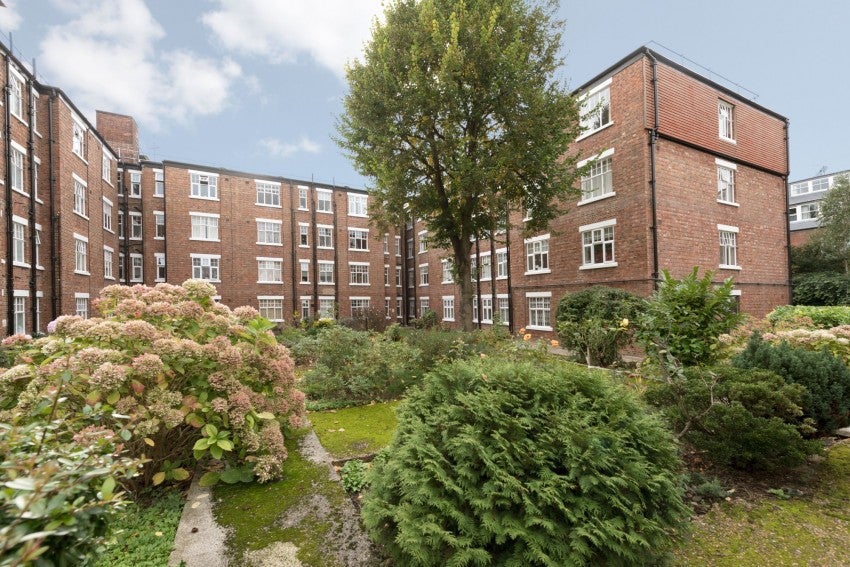 Flat Belsize Grove in Greater London