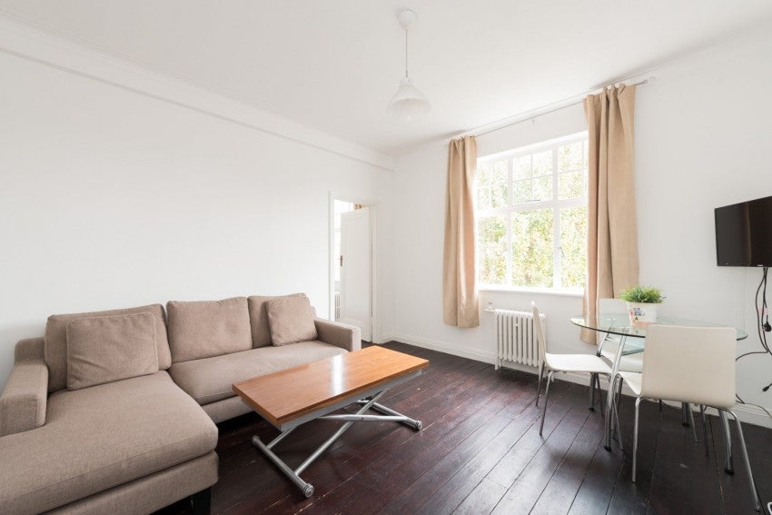 Flat Belsize Grove in Greater London