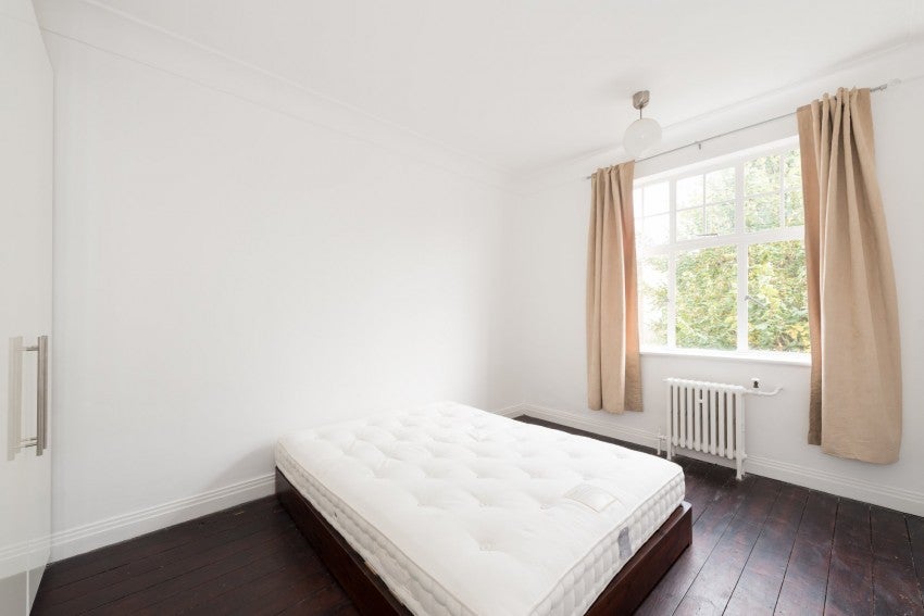 Flat Belsize Grove in Greater London