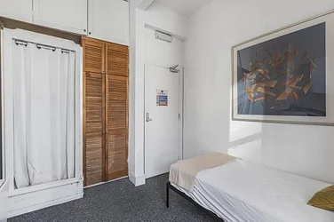Flat Castletown Road in Greater London